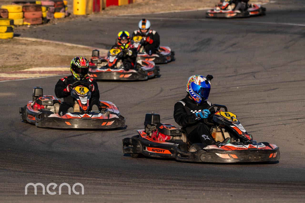 Diego Alonso rodando en fila con otros tres karts