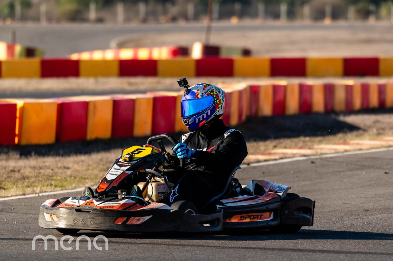 Diego Alonso trazando una curva pegado a los pianos