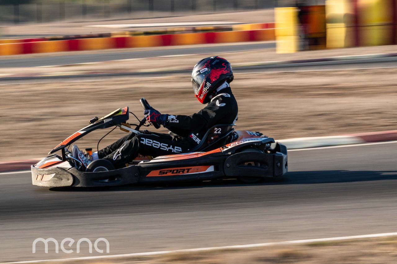 Luis Felipe Sanz saliendo de curva con el kart inclinado