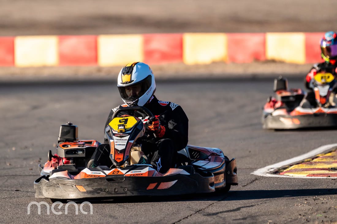 Victor Neira con otro kart persiguiéndolo de cerca