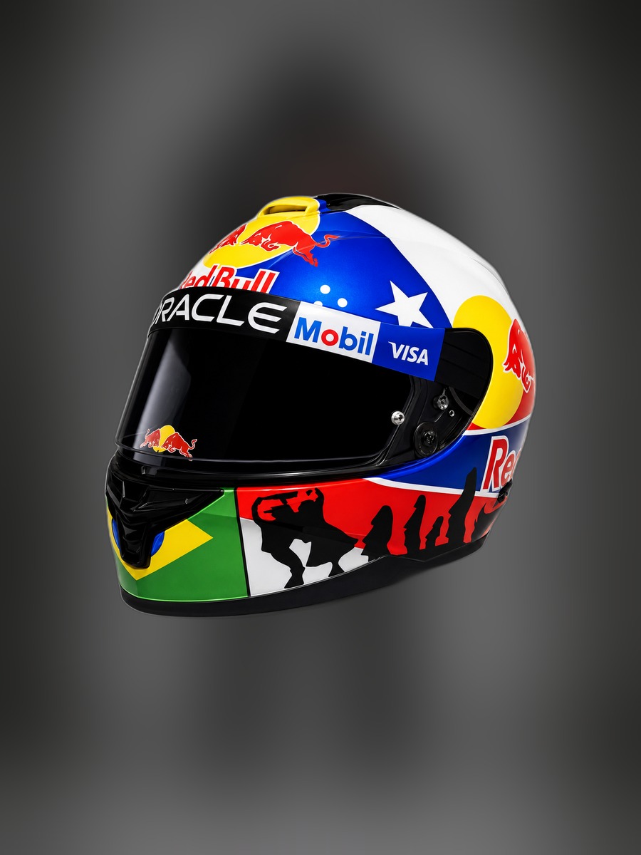 Casco de Luis Felipe Sanz, vista 3/4 frontal
