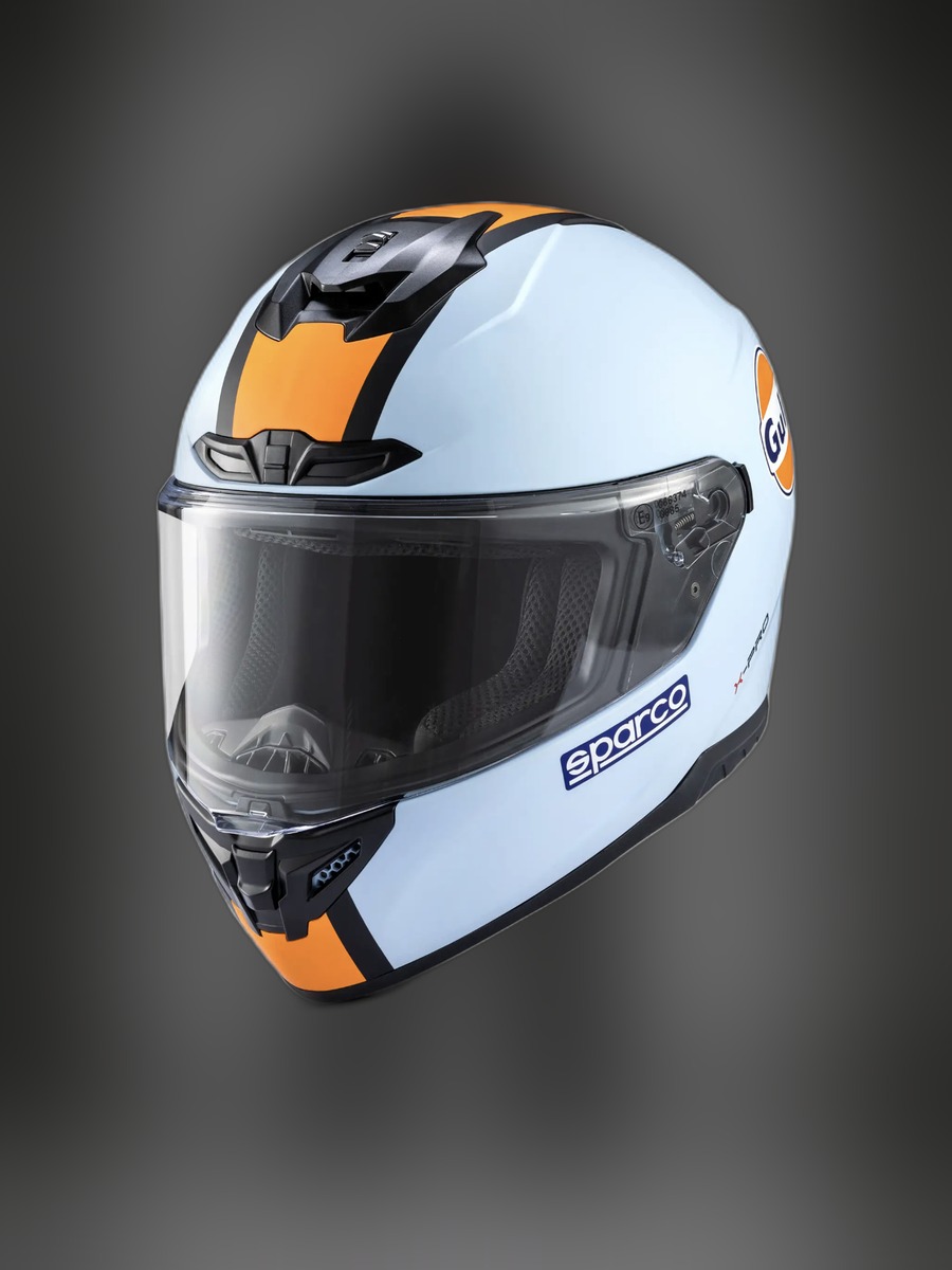 Casco de Victor Neira, vista 3/4 frontal